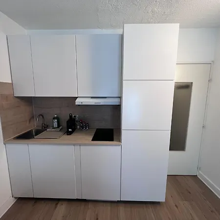 De Lina - 44 - Self Check-in - *