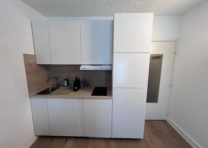 De Lina - 44 - Self Check-in - *